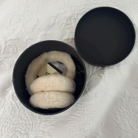 UGG Sheepskin Earmuffs with Headphones & Box - Picture 3 of 7